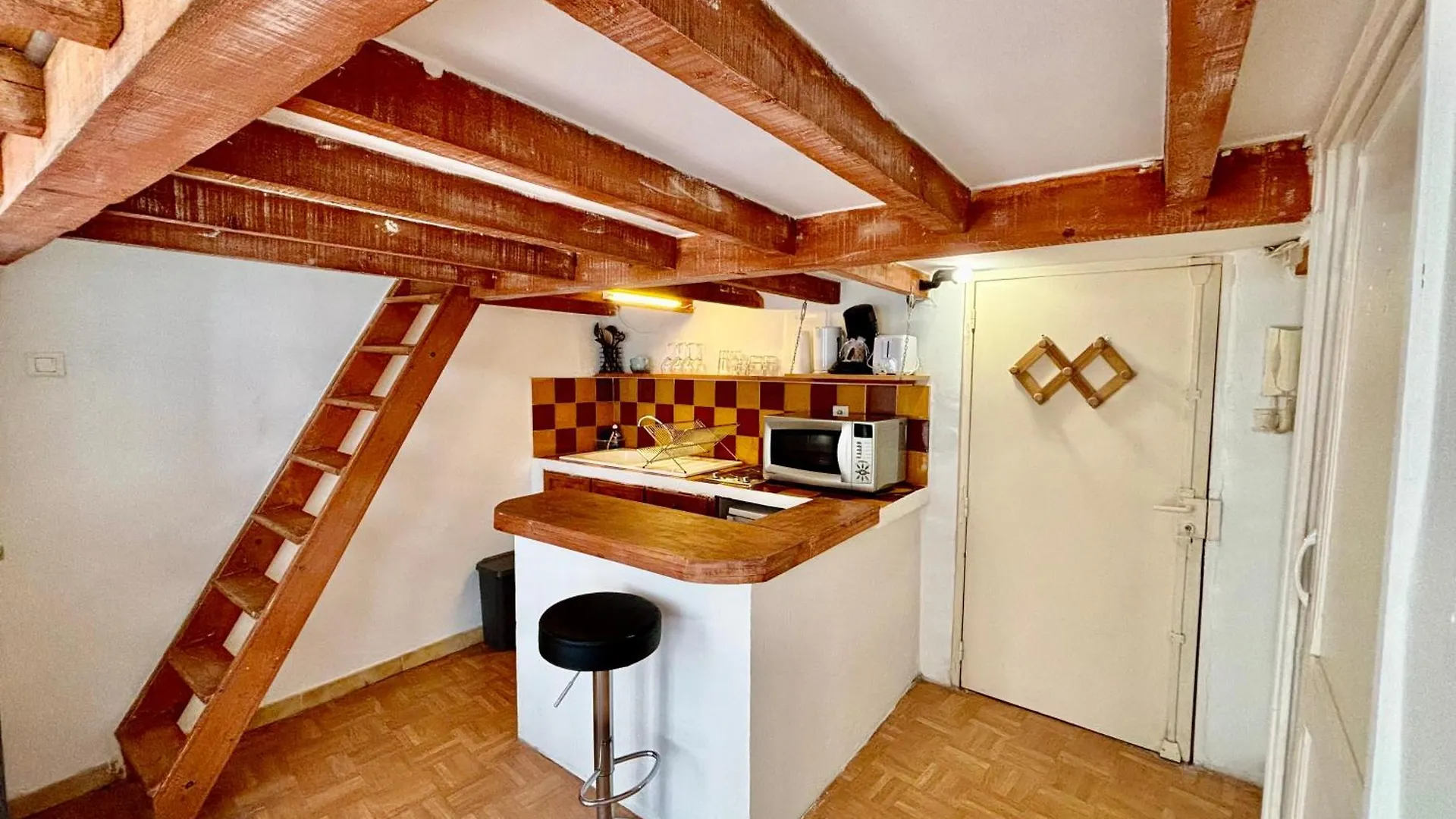 Charmant T1 Mezzanine Provencal Αιξ-αν-Προβάνς 0*,
